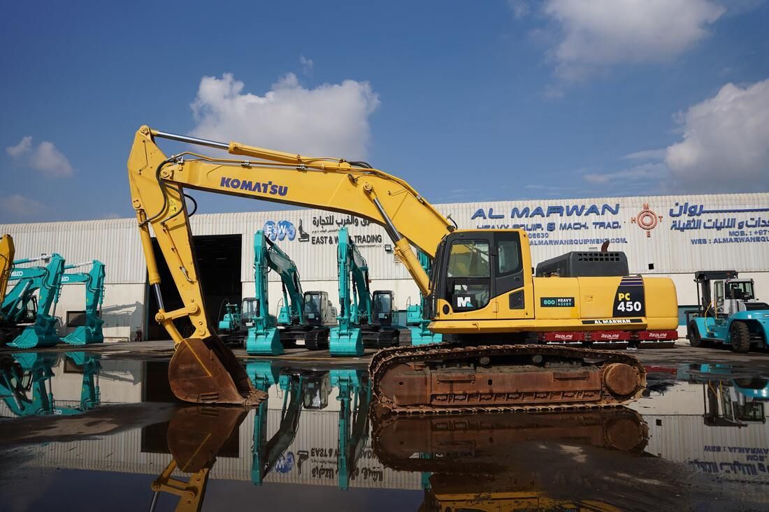 Komatsu PC450-8 Track Excavator 2016 right-side-view - Al Marwan Heavy Machinery