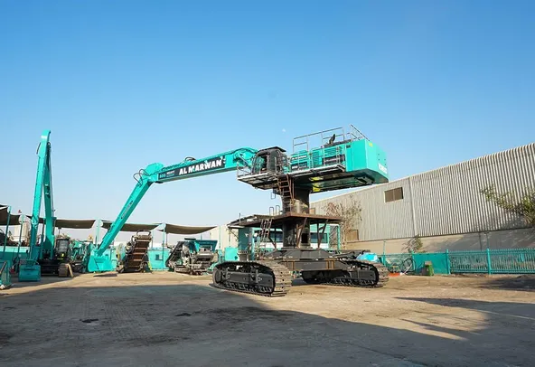 Large Excavators, 80 ton, High Bed, 22 meters Boom Rear View