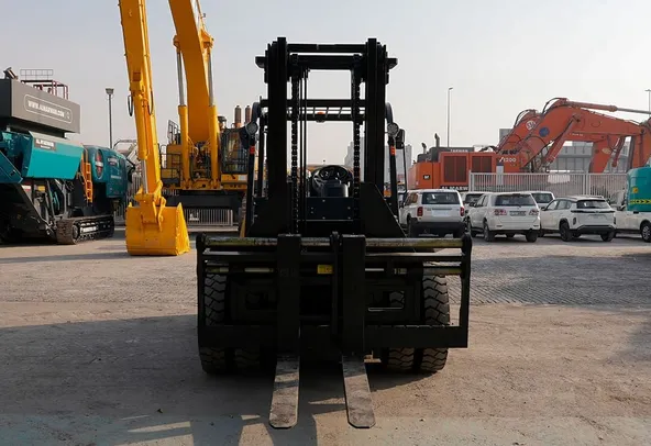 Socma HNF-100 Diesel Forklift Front View