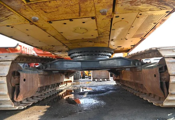 Komatsu PC450-8 Track Excavator 2016 undercarriage-view - Al Marwan Heavy Machinery