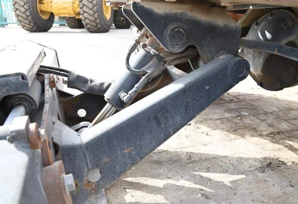 Used Ditch Witch RT36 Wheel Trencher 2006 chassis view image