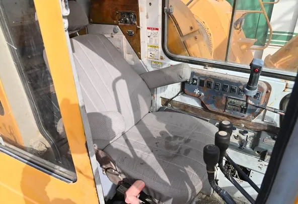 1995 Kobelco 7055-3F Crawler Crane CRC-0085 - cabin view - Al Marwan Machinery