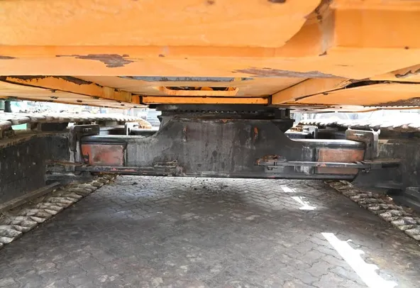 1995 Kobelco 7055-3F Crawler Crane CRC-0085 - undercarriage view - Al Marwan Machinery