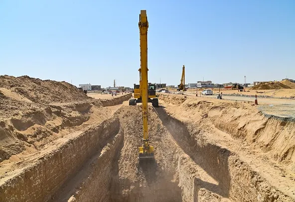 125-ton Excavator,Long Boom on action