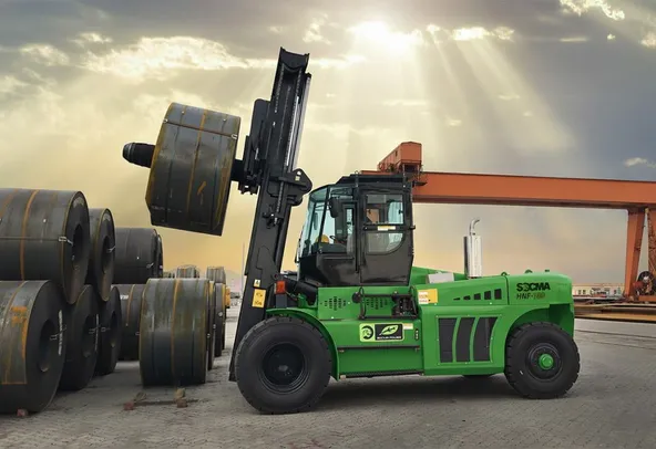 18-ton Forklift working - Al Marwan