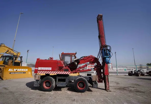 1980 Liebherr A911C Excavator with ABI Piling Rig Right View - PD-0003