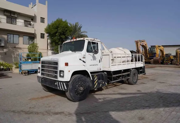 1984 International Harvester 2375 Service Truck Front Left View - TK-0166