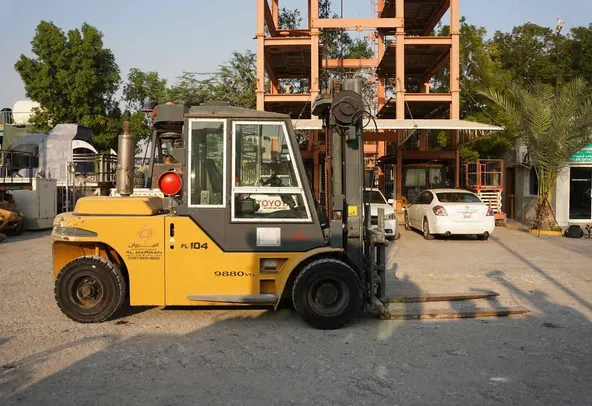 2003 DanTruck 9000 Forklift- right side view