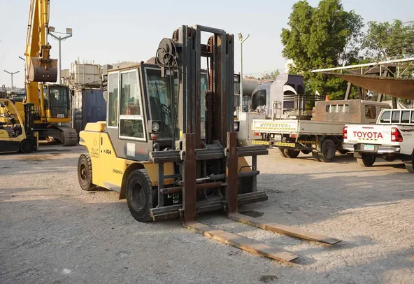 2003 DanTruck 9000 Forklift- front right view