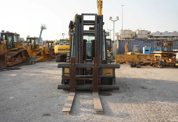 2003 DanTruck 9000 Forklift- front view