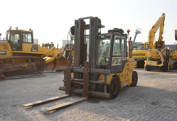 2003 DanTruck 9000 Forklift- front left view