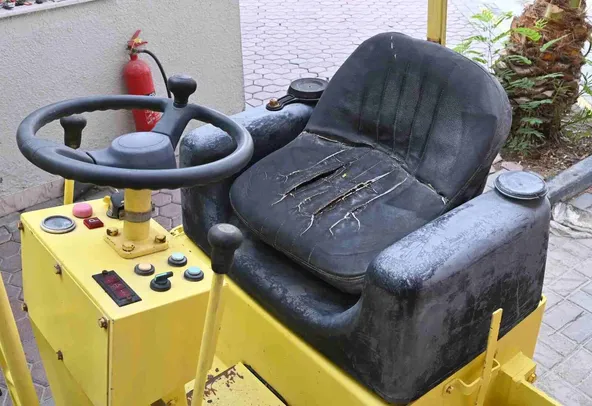 2004 Sakai SW250 Ride-On Roller Cabin View - RO-0125