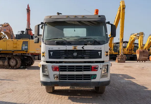 2005 Volvo FM12 6x4 Water Truck Front View