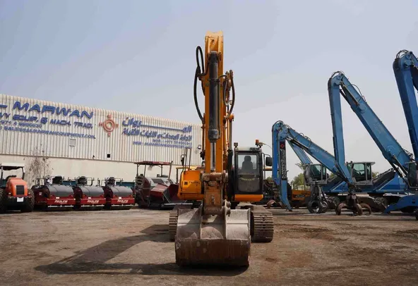 2011 JCB JS330 Track Excavator Front Right View - EX-0296
