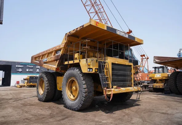 2011 cat 777D rigid dump truck front right image