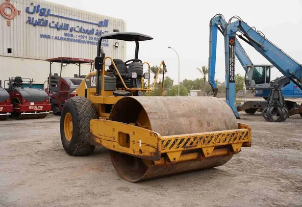 2014 Cat CS533E Single Drum Roller Front Right View - RO-0437