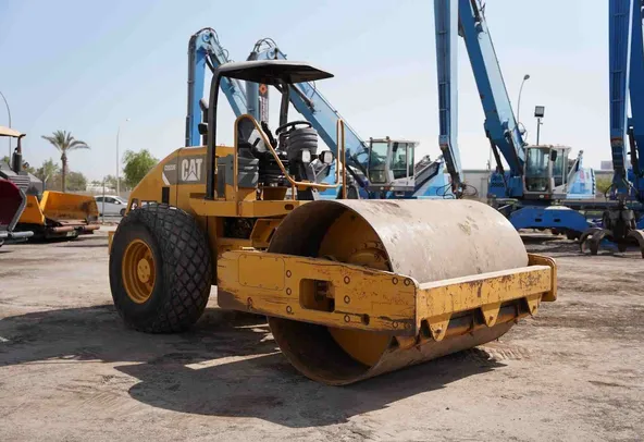 2014 Cat CS533E Single Drum Roller Front Right View - RO-0444