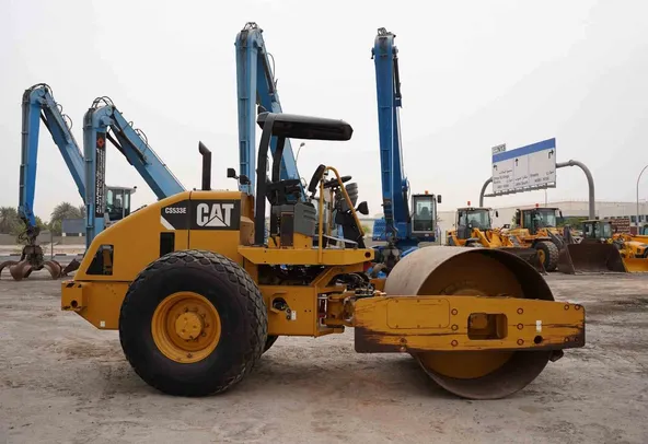2014 Cat CS533E Single Drum Roller Right View - RO-0437