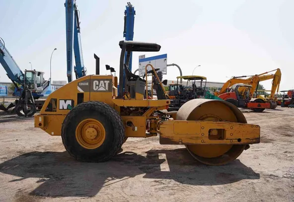 2014 Cat CS533E Single Drum Roller Right View - RO-0444