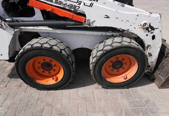 2015 bobcat s450 skid steer loader tires view
