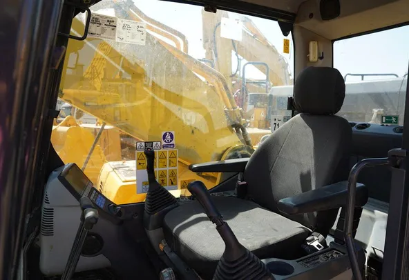 2017 Komatsu PC450LC-8 - Reliable Excavator for Sale-cabin-view