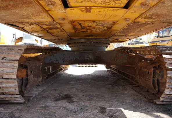 2017 Komatsu PC450LC-8 - Reliable Excavator for Sale-undercarriage-view