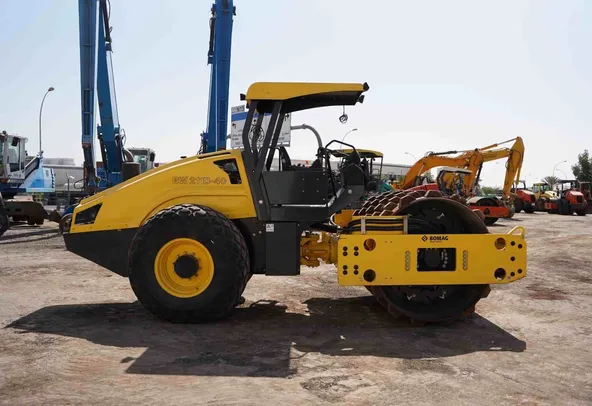 2021 Bomag BW 211 D-40 Single Drum Roller Right View - RO-0446