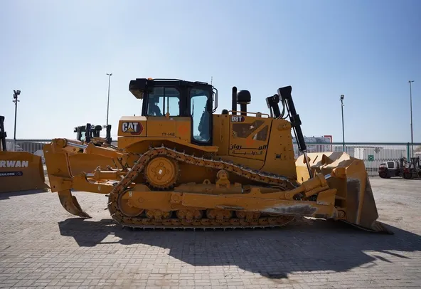 Caterpillar D8T Dozer 2021 right side view  - Al Marwan Heavy Machinery