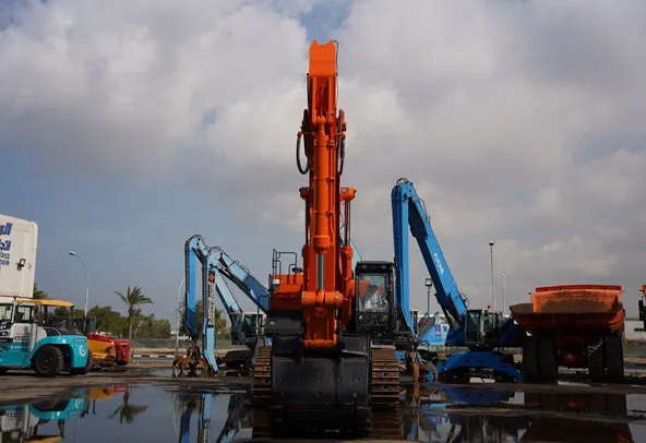 2017 Hitachi ZX870 Crawler Excavator - front - Al Marwan Machinery