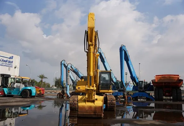 Komatsu PC450-8 Track Excavator 2016 front-view - Al Marwan Heavy Machinery