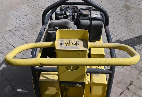 2001 Dynapac LG550 Plate Compactor handle view - Al Marwan Machinery