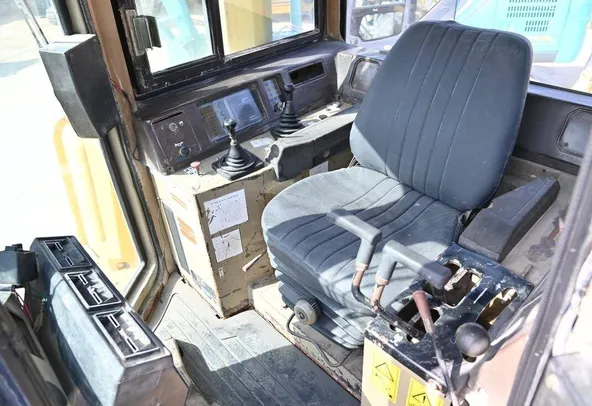 Komatsu Bulldozer D275A-2 - 2004 - cabin view| Al Marwan Machinery