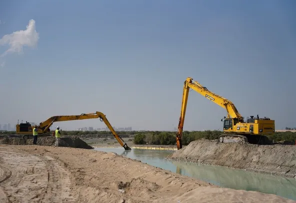 Al Marwan Excavators, 125 ton, Long Boom on digging action