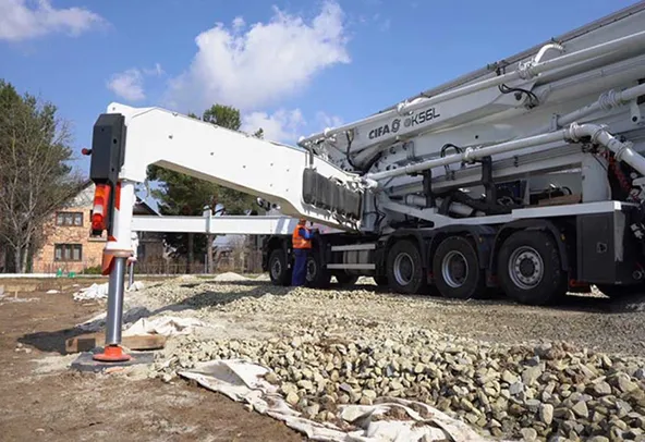 cifa_k56l_concrete_pump_truck_high_stabilizers_view