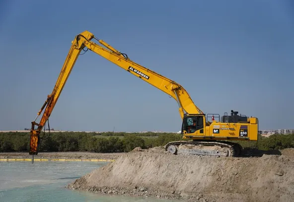 Expand Reach: 85-Ton Long Boom Excavator Rentals | Al Marwan