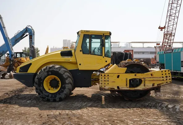 Single Drum Roller-2014 Bomag BW226 PDH-4 right side view- Al Marwan Machinery