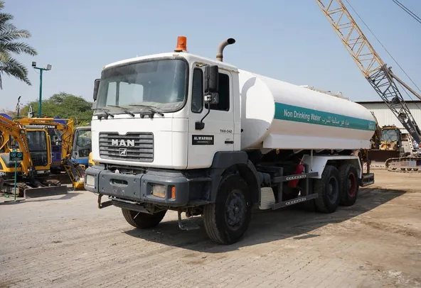 This used 2004 Man 33.373DFC 6x4 Water Truck have a liquid capacity up to 5000 gallons. Buy this heavy truck on Al Marwan.