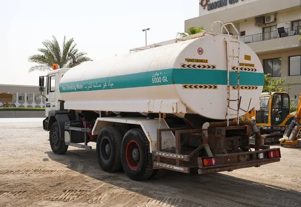 This used 2004 Man 33.373DFC 6x4 Water Truck have a liquid capacity up to 5000 gallons. Buy this heavy truck on Al Marwan.