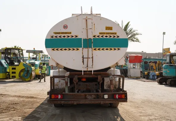 This used 2004 Man 33.373DFC 6x4 Water Truck have a liquid capacity up to 5000 gallons. Buy this heavy truck on Al Marwan.