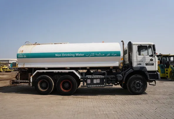This used 2004 Man 33.373DFC 6x4 Water Truck have a liquid capacity up to 5000 gallons. Buy this heavy truck on Al Marwan.