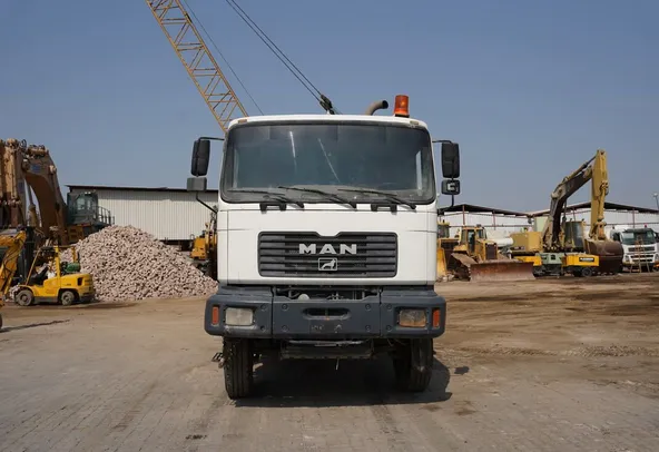 This used 2004 Man 33.373DFC 6x4 Water Truck have a liquid capacity up to 5000 gallons. Buy this heavy truck on Al Marwan.