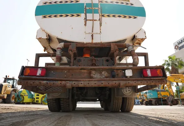 This used 2004 Man 33.373DFC 6x4 Water Truck have a liquid capacity up to 5000 gallons. Buy this heavy truck on Al Marwan.