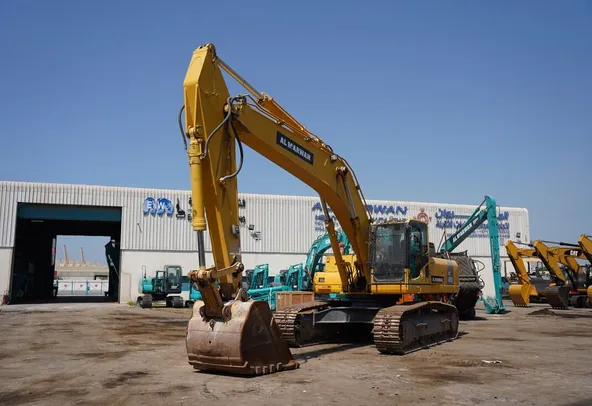 Rent Large 40-Ton Track Excavators | Al Marwan