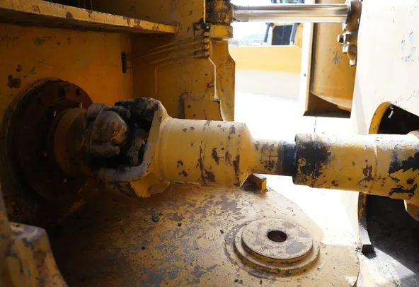 1988 Cat 992C Large Wheel Loader undercarriage view