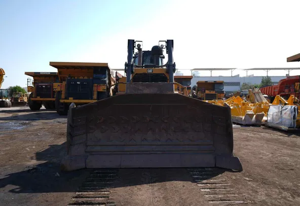 2016 CAT D8R Bulldozer Front View