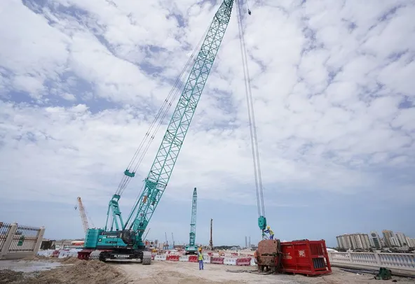 Rent 135-ton crawler cranes | Al Marwan