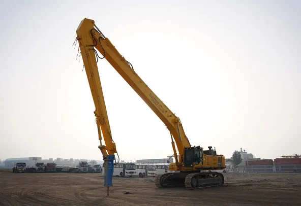 Expand Reach: 85-Ton Long Boom Excavator Rentals | Al Marwan