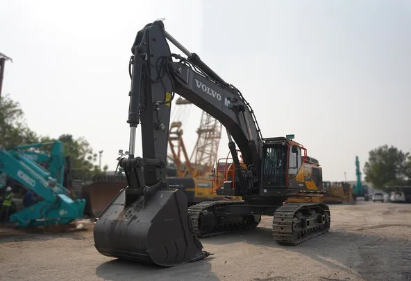 Rent 55 ton Large Excavators, Standard Boom | Al Marwan