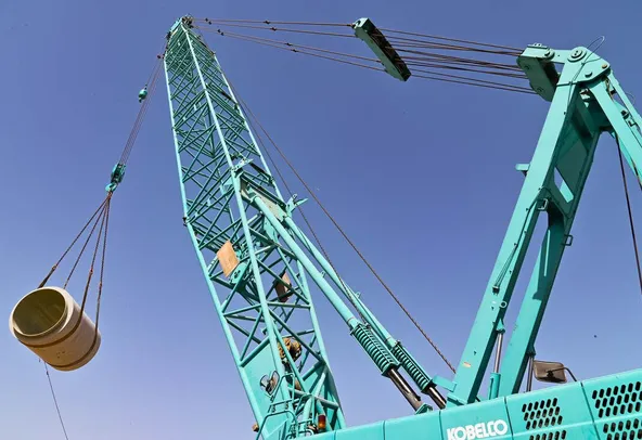 Rent 135-ton crawler cranes | Al Marwan