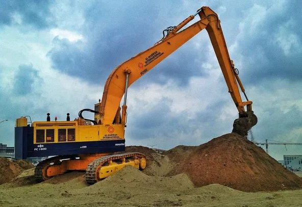 Rent Large 160-Ton Long Reach Track Excavators | Al Marwan